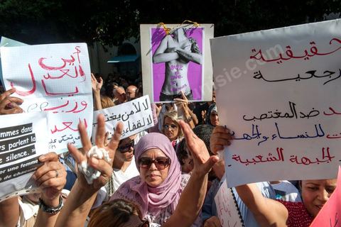 2 octobre 2012 : rassemblement à l'appel des associations féminines et des droits de l'homme devant le tribunal de Tunis en soutien aux fiancés de Tunis convoqués chez le juge ce matin. La femme violée par des policiers et son fiancé ont été interrogés ce matin par un juge d'instruction de Tunis qui doit décider de l'inculper ou non d'"atteinte à la pudeur". A l'issue d'un interrogatoire de plus de deux heures mené par Mohamed Ben Meftah, les avocats de la victime se sont dits "optimistes" quant à l'abandon des poursuites contre leur cliente et son fiancé pour ce délit passible de six mois de prison. Le juge d'instruction doit décider dans les heures ou les jours à venir de "classer l'affaire ou la transférer devant le tribunal compétent".