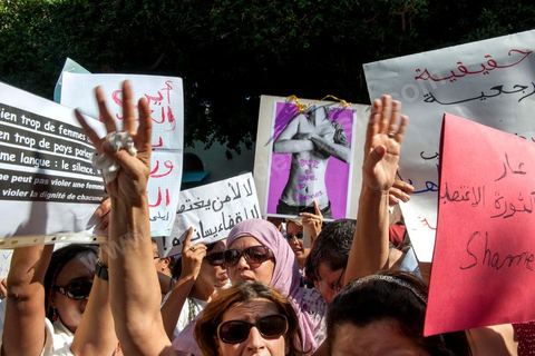 2 octobre 2012 : rassemblement à l'appel des associations féminines et des droits de l'homme devant le tribunal de Tunis en soutien aux fiancés de Tunis convoqués chez le juge ce matin. La femme violée par des policiers et son fiancé ont été interrogés ce matin par un juge d'instruction de Tunis qui doit décider de l'inculper ou non d'"atteinte à la pudeur". A l'issue d'un interrogatoire de plus de deux heures mené par Mohamed Ben Meftah, les avocats de la victime se sont dits "optimistes" quant à l'abandon des poursuites contre leur cliente et son fiancé pour ce délit passible de six mois de prison. Le juge d'instruction doit décider dans les heures ou les jours à venir de "classer l'affaire ou la transférer devant le tribunal compétent".