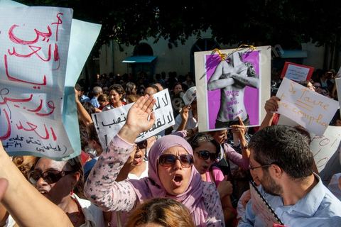 2 octobre 2012 : rassemblement à l'appel des associations féminines et des droits de l'homme devant le tribunal de Tunis en soutien aux fiancés de Tunis convoqués chez le juge ce matin. La femme violée par des policiers et son fiancé ont été interrogés ce matin par un juge d'instruction de Tunis qui doit décider de l'inculper ou non d'"atteinte à la pudeur". A l'issue d'un interrogatoire de plus de deux heures mené par Mohamed Ben Meftah, les avocats de la victime se sont dits "optimistes" quant à l'abandon des poursuites contre leur cliente et son fiancé pour ce délit passible de six mois de prison. Le juge d'instruction doit décider dans les heures ou les jours à venir de "classer l'affaire ou la transférer devant le tribunal compétent".