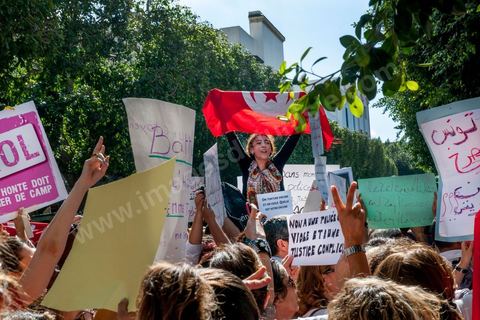 2 octobre 2012 : rassemblement à l'appel des associations féminines et des droits de l'homme devant le tribunal de Tunis en soutien aux fiancés de Tunis convoqués chez le juge ce matin. La femme violée par des policiers et son fiancé ont été interrogés ce matin par un juge d'instruction de Tunis qui doit décider de l'inculper ou non d'"atteinte à la pudeur". A l'issue d'un interrogatoire de plus de deux heures mené par Mohamed Ben Meftah, les avocats de la victime se sont dits "optimistes" quant à l'abandon des poursuites contre leur cliente et son fiancé pour ce délit passible de six mois de prison. Le juge d'instruction doit décider dans les heures ou les jours à venir de "classer l'affaire ou la transférer devant le tribunal compétent".
