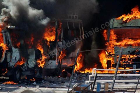 6 octobre 2012 : Des affrontements entre les forces de l'ordre tunisiennes et des manifestants protestant contre la réouverture d'une décharge publique sur l'île de Djerba ont fait 49 blessés parmi les policiers aujourd'hui, a indiqué Khaled Tarrouche, porte-parole du ministère de l'Intérieur. La manifestation a été déclanchée par la décision  des autorités locales de réouvrir jusqu'en 2013 une décharge publique très polluante.