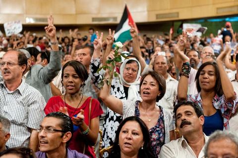 7 octobre 2012 : grand meeting inaugural ce dimanche pour le lancement du Front Populaire, le parti politique de gauche créé suite à l'unification d'une dizaine de partis de gauche sous l'égide des personnalités de Hamma Hammami ou Chokri Belaïd.  « Le Front populaire est la meilleure alternative pour gouverner le pays durant la prochaine étape et réaliser les objectifs de la révolution, à la faveur de son programme clair et ses hautes compétences », a affirmé le Secrétaire général du Parti travailliste tunisien, Hamma Hammami qui sera le candidat à la Présidentiel pour le Front Populaire. «Le Front va s’engager dans les prochaines élections fort d’une approche monétaire, fiscale et sociale efficace et de solutions réelles à tous les problèmes du peuple tunisien».