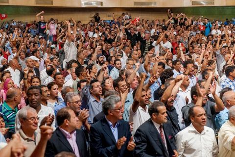 7 octobre 2012 : grand meeting inaugural ce dimanche pour le lancement du Front Populaire, le parti politique de gauche créé suite à l'unification d'une dizaine de partis de gauche sous l'égide des personnalités de Hamma Hammami ou Chokri Belaïd.  « Le Front populaire est la meilleure alternative pour gouverner le pays durant la prochaine étape et réaliser les objectifs de la révolution, à la faveur de son programme clair et ses hautes compétences », a affirmé le Secrétaire général du Parti travailliste tunisien, Hamma Hammami qui sera le candidat à la Présidentiel pour le Front Populaire. «Le Front va s’engager dans les prochaines élections fort d’une approche monétaire, fiscale et sociale efficace et de solutions réelles à tous les problèmes du peuple tunisien».