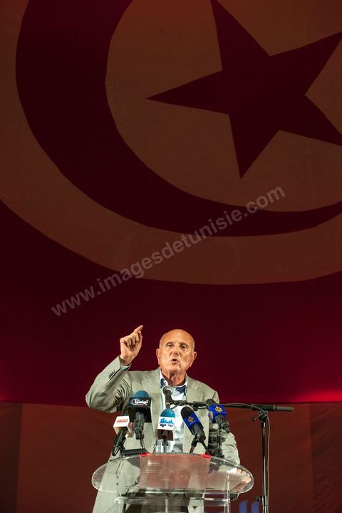 13 octobre 2012 : Avec son éloquence habituelle, Nejib  Chebbi inaugure la réunion et félicite les jeunes notamment ceux des willayas lointaines pour leur déplacement, pour leurs actions et leur engagement aux valeurs défendues par Al Jamhouri. Il les exhorte à se réunir dans les régions pour entrainer le plus grand nombre de jeunes à les rejoindre pour combattre la main mise d’Ennahdha sur l’appareil  administratif des wilayas. Le Palais des Congrès s’est avéré trop petit pour accueillir les hommes et les femmes venues écouter le projet politique du Parti Républicain Al Joumhoury associé à Al Massar. Les responsables du parti Al Joumhoury Nejib Chebbi, Maya Jribi, Yassine Brahim, Saïd Aïdi sollicités de toute part sont entourés de personnalités politiques proches tels Ahmed Brahim, Samir Tayeb  d’al Massar  et d’autres, de courants politiques divers tels Mohsen Marzouk représentant Nida Tounes et Jawher Ben Mbarek représentant Desstourna, Hamma Hammami secrétaire général du PCOT, Parti communiste des ouvriers de Tunisie, Mohamed Kilani, président du parti socialiste de Gauche. Des députés parmi lesquels Nadia Chaabane, Khemais Ksilla, Issam Chebbi et de nombreuses associations ont assisté à cette manifestation.