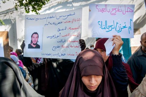 16 octobre 2012 : Rassemblement d'une petite centaine de salafistes devant le tribunal de Tunis en soutien aux salafistes arrétés et emprisonnés suite à l'attaque de l'Ambassade américaine à Tunis le 14 septembre dernier. "On veut la libération des prisonniers", "Dieu est grand", "Non à la loi antiterroriste", ont notamment scandé les manifestants composés de militants islamistes intégristes et de proches des accusés. "Nous voulons la justice, nous voulons que nos hommes soient libérés. Les avocats des accusés ont fait état de 87 manifestants arrêtés après l'attaque de l'ambassade et de l'école américaine