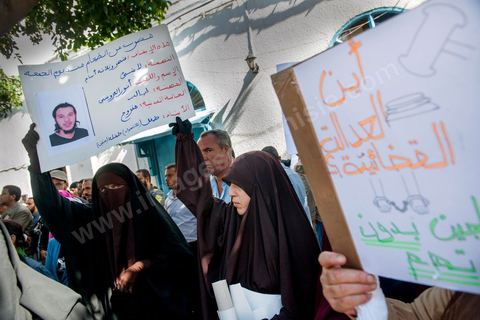 16 octobre 2012 : Rassemblement d'une petite centaine de salafistes devant le tribunal de Tunis en soutien aux salafistes arrétés et emprisonnés suite à l'attaque de l'Ambassade américaine à Tunis le 14 septembre dernier. "On veut la libération des prisonniers", "Dieu est grand", "Non à la loi antiterroriste", ont notamment scandé les manifestants composés de militants islamistes intégristes et de proches des accusés. "Nous voulons la justice, nous voulons que nos hommes soient libérés. Les avocats des accusés ont fait état de 87 manifestants arrêtés après l'attaque de l'ambassade et de l'école américaine