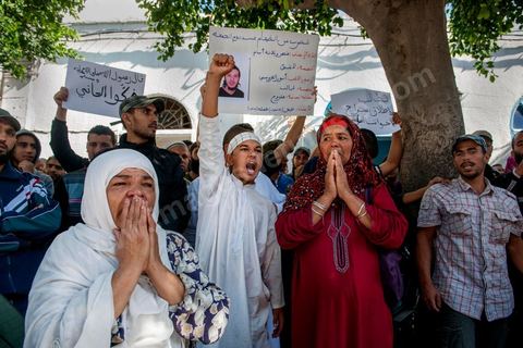 16 octobre 2012 : Rassemblement d'une petite centaine de salafistes devant le tribunal de Tunis en soutien aux salafistes arrétés et emprisonnés suite à l'attaque de l'Ambassade américaine à Tunis le 14 septembre dernier. "On veut la libération des prisonniers", "Dieu est grand", "Non à la loi antiterroriste", ont notamment scandé les manifestants composés de militants islamistes intégristes et de proches des accusés. "Nous voulons la justice, nous voulons que nos hommes soient libérés. Les avocats des accusés ont fait état de 87 manifestants arrêtés après l'attaque de l'ambassade et de l'école américaine