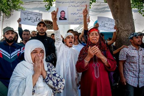 16 octobre 2012 : Rassemblement d'une petite centaine de salafistes devant le tribunal de Tunis en soutien aux salafistes arrétés et emprisonnés suite à l'attaque de l'Ambassade américaine à Tunis le 14 septembre dernier. "On veut la libération des prisonniers", "Dieu est grand", "Non à la loi antiterroriste", ont notamment scandé les manifestants composés de militants islamistes intégristes et de proches des accusés. "Nous voulons la justice, nous voulons que nos hommes soient libérés. Les avocats des accusés ont fait état de 87 manifestants arrêtés après l'attaque de l'ambassade et de l'école américaine