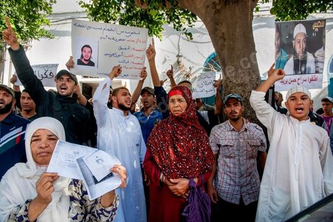 16 octobre 2012 : Rassemblement d'une petite centaine de salafistes devant le tribunal de Tunis en soutien aux salafistes arrétés et emprisonnés suite à l'attaque de l'Ambassade américaine à Tunis le 14 septembre dernier. "On veut la libération des prisonniers", "Dieu est grand", "Non à la loi antiterroriste", ont notamment scandé les manifestants composés de militants islamistes intégristes et de proches des accusés. "Nous voulons la justice, nous voulons que nos hommes soient libérés. Les avocats des accusés ont fait état de 87 manifestants arrêtés après l'attaque de l'ambassade et de l'école américaine