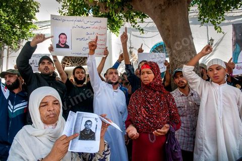 16 octobre 2012 : Rassemblement d'une petite centaine de salafistes devant le tribunal de Tunis en soutien aux salafistes arrétés et emprisonnés suite à l'attaque de l'Ambassade américaine à Tunis le 14 septembre dernier. "On veut la libération des prisonniers", "Dieu est grand", "Non à la loi antiterroriste", ont notamment scandé les manifestants composés de militants islamistes intégristes et de proches des accusés. "Nous voulons la justice, nous voulons que nos hommes soient libérés. Les avocats des accusés ont fait état de 87 manifestants arrêtés après l'attaque de l'ambassade et de l'école américaine