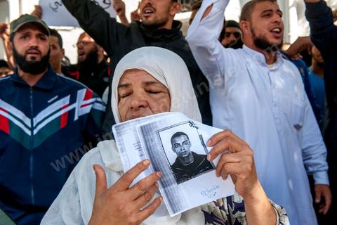 16 octobre 2012 : Rassemblement d'une petite centaine de salafistes devant le tribunal de Tunis en soutien aux salafistes arrétés et emprisonnés suite à l'attaque de l'Ambassade américaine à Tunis le 14 septembre dernier. "On veut la libération des prisonniers", "Dieu est grand", "Non à la loi antiterroriste", ont notamment scandé les manifestants composés de militants islamistes intégristes et de proches des accusés. "Nous voulons la justice, nous voulons que nos hommes soient libérés. Les avocats des accusés ont fait état de 87 manifestants arrêtés après l'attaque de l'ambassade et de l'école américaine