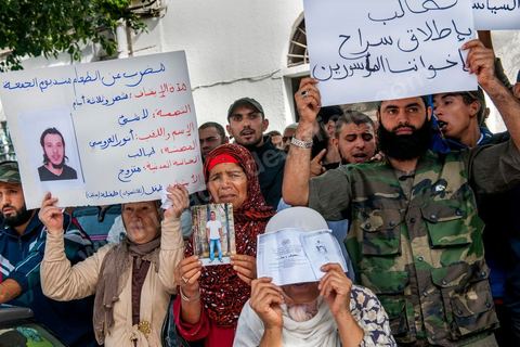 16 octobre 2012 : Rassemblement d'une petite centaine de salafistes devant le tribunal de Tunis en soutien aux salafistes arrétés et emprisonnés suite à l'attaque de l'Ambassade américaine à Tunis le 14 septembre dernier. "On veut la libération des prisonniers", "Dieu est grand", "Non à la loi antiterroriste", ont notamment scandé les manifestants composés de militants islamistes intégristes et de proches des accusés. "Nous voulons la justice, nous voulons que nos hommes soient libérés. Les avocats des accusés ont fait état de 87 manifestants arrêtés après l'attaque de l'ambassade et de l'école américaine