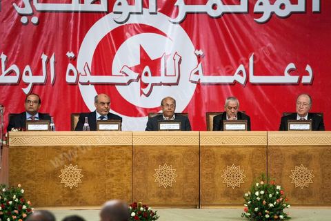 16 ocotbre 2012 : Ouverture du Congrès National pour le dialogue en présence des trois présidents Moncef Marzouki, Hammadi Jebali et Mustapha Ben Jaffar, ce rassemblement de plus de 40 partis s'est ouvert au Palais des Congrès, à l'initiative de l'Union générale des travailleurs tunisiens (UGTT), pour sortir des "tiraillements" qui retardent la rédaction du texte fondateur de la Tunisie post-révolutionnaire par l'Assemblée nationale constituante (ANC). Signe des conflits persistants, deux des trois partis de la coalition au gouvernement, les islamistes d'Ennahda et le Congrès pour la République du président Marzouki, ont annoncé lundi boycotter la réunion en raison de la présence d'un parti d'opposition honni, Nidaa Tounès 