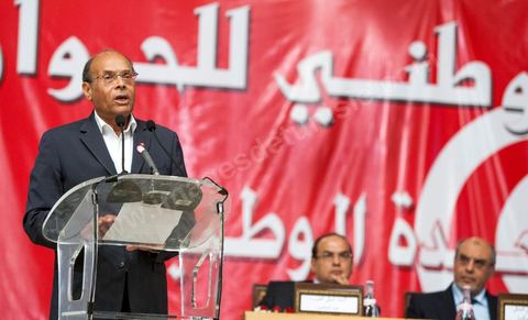 16 ocotbre 2012 : Intervention de Moncef Marzouki, Présidentd e la République, Congrès National pour le dialogue, ce rassemblement de plus de 40 partis s'est ouvert au Palais des Congrès, à l'initiative de l'Union générale des travailleurs tunisiens (UGTT), pour sortir des "tiraillements" qui retardent la rédaction du texte fondateur de la Tunisie post-révolutionnaire par l'Assemblée nationale constituante (ANC). Signe des conflits persistants, deux des trois partis de la coalition au gouvernement, les islamistes d'Ennahda et le Congrès pour la République du président Marzouki, ont annoncé lundi boycotter la réunion en raison de la présence d'un parti d'opposition honni, Nidaa Tounès 