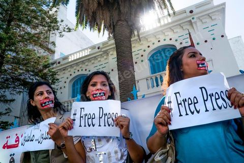 17 octobre 2012 : Grève générale nationale des journalistes tunisiens à l'appel de leur syndicat le SNJT. A 13h un rassemblement important des journalistes de tous médias devant le siège du SNJT en présence de nombreux politiques de l'opposition, certains journalistes avaient collé sur leur bouche des autocollants barrés du mot "Censuré". La président du Syndicat national des journalistes tunisiens (SNJT), Néjiba Hamrouni, s'est félicité de la forte mobilisation de la profession. "Tous les journalistes des [médias] publics et privés sont avec la grève", a-t-elle déclaré, avant de souligner que ce mouvement avait pour objectif de défendre "la liberté de la presse et d'expression pas que pour les journalistes mais pour tout le peuple tunisien".