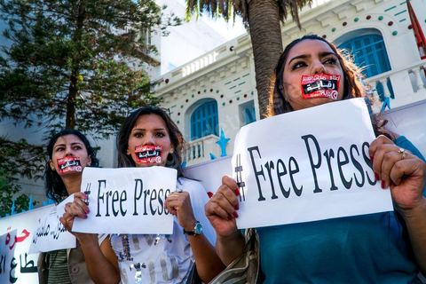 17 octobre 2012 : Grève générale nationale des journalistes tunisiens à l'appel de leur syndicat le SNJT. A 13h un rassemblement important des journalistes de tous médias devant le siège du SNJT en présence de nombreux politiques de l'opposition, certains journalistes avaient collé sur leur bouche des autocollants barrés du mot "Censuré". La président du Syndicat national des journalistes tunisiens (SNJT), Néjiba Hamrouni, s'est félicité de la forte mobilisation de la profession. "Tous les journalistes des [médias] publics et privés sont avec la grève", a-t-elle déclaré, avant de souligner que ce mouvement avait pour objectif de défendre "la liberté de la presse et d'expression pas que pour les journalistes mais pour tout le peuple tunisien".