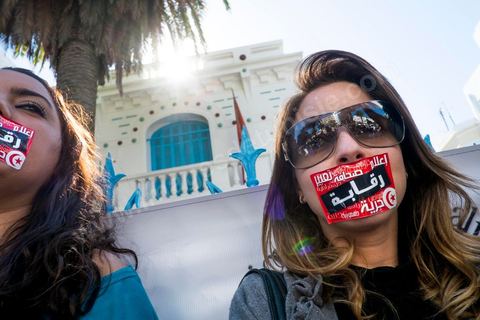 17 octobre 2012 : Grève générale nationale des journalistes tunisiens à l'appel de leur syndicat le SNJT. A 13h un rassemblement important des journalistes de tous médias devant le siège du SNJT en présence de nombreux politiques de l'opposition, certains journalistes avaient collé sur leur bouche des autocollants barrés du mot "Censuré". La président du Syndicat national des journalistes tunisiens (SNJT), Néjiba Hamrouni, s'est félicité de la forte mobilisation de la profession. "Tous les journalistes des [médias] publics et privés sont avec la grève", a-t-elle déclaré, avant de souligner que ce mouvement avait pour objectif de défendre "la liberté de la presse et d'expression pas que pour les journalistes mais pour tout le peuple tunisien".