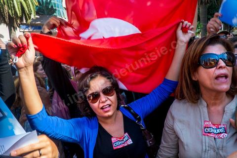 17 octobre 2012 : Grève générale nationale des journalistes tunisiens à l'appel de leur syndicat le SNJT. A 13h un rassemblement important des journalistes de tous médias devant le siège du SNJT en présence de nombreux politiques de l'opposition, certains journalistes avaient collé sur leur bouche des autocollants barrés du mot "Censuré". La président du Syndicat national des journalistes tunisiens (SNJT), Néjiba Hamrouni, s'est félicité de la forte mobilisation de la profession. "Tous les journalistes des [médias] publics et privés sont avec la grève", a-t-elle déclaré, avant de souligner que ce mouvement avait pour objectif de défendre "la liberté de la presse et d'expression pas que pour les journalistes mais pour tout le peuple tunisien".