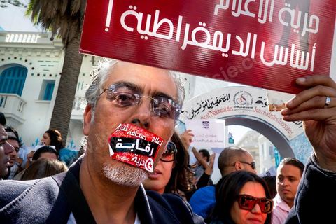 17 octobre 2012 : Grève générale nationale des journalistes tunisiens à l'appel de leur syndicat le SNJT. A 13h un rassemblement important des journalistes de tous médias devant le siège du SNJT en présence de nombreux politiques de l'opposition, certains journalistes avaient collé sur leur bouche des autocollants barrés du mot "Censuré". La président du Syndicat national des journalistes tunisiens (SNJT), Néjiba Hamrouni, s'est félicité de la forte mobilisation de la profession. "Tous les journalistes des [médias] publics et privés sont avec la grève", a-t-elle déclaré, avant de souligner que ce mouvement avait pour objectif de défendre "la liberté de la presse et d'expression pas que pour les journalistes mais pour tout le peuple tunisien".