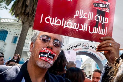 17 octobre 2012 : Grève générale nationale des journalistes tunisiens à l'appel de leur syndicat le SNJT. A 13h un rassemblement important des journalistes de tous médias devant le siège du SNJT en présence de nombreux politiques de l'opposition, certains journalistes avaient collé sur leur bouche des autocollants barrés du mot "Censuré". La président du Syndicat national des journalistes tunisiens (SNJT), Néjiba Hamrouni, s'est félicité de la forte mobilisation de la profession. "Tous les journalistes des [médias] publics et privés sont avec la grève", a-t-elle déclaré, avant de souligner que ce mouvement avait pour objectif de défendre "la liberté de la presse et d'expression pas que pour les journalistes mais pour tout le peuple tunisien".