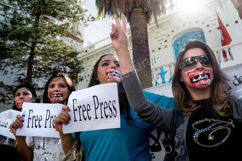 17 octobre 2012 : Grève générale nationale des journalistes tunisiens à l'appel de leur syndicat le SNJT. A 13h un rassemblement important des journalistes de tous médias devant le siège du SNJT en présence de nombreux politiques de l'opposition, certains journalistes avaient collé sur leur bouche des autocollants barrés du mot "Censuré". La président du Syndicat national des journalistes tunisiens (SNJT), Néjiba Hamrouni, s'est félicité de la forte mobilisation de la profession. "Tous les journalistes des [médias] publics et privés sont avec la grève", a-t-elle déclaré, avant de souligner que ce mouvement avait pour objectif de défendre "la liberté de la presse et d'expression pas que pour les journalistes mais pour tout le peuple tunisien".
