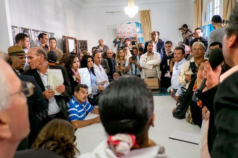 17 octobre 2012 : Grève générale nationale des journalistes tunisiens à l'appel de leur syndicat le SNJT. A 13h un rassemblement important des journalistes de tous médias devant le siège du SNJT en présence de nombreux politiques de l'opposition, certains journalistes avaient collé sur leur bouche des autocollants barrés du mot "Censuré". La président du Syndicat national des journalistes tunisiens (SNJT), Néjiba Hamrouni, s'est félicité de la forte mobilisation de la profession. "Tous les journalistes des [médias] publics et privés sont avec la grève", a-t-elle déclaré, avant de souligner que ce mouvement avait pour objectif de défendre "la liberté de la presse et d'expression pas que pour les journalistes mais pour tout le peuple tunisien".