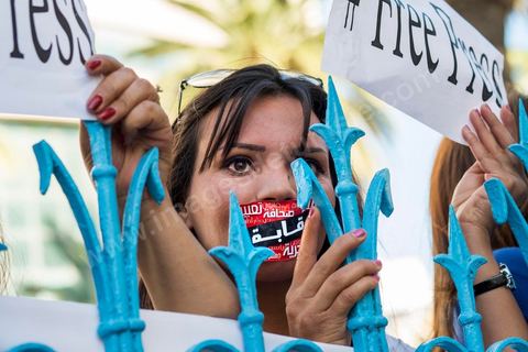 17 octobre 2012 : Grève générale nationale des journalistes tunisiens à l'appel de leur syndicat le SNJT. A 13h un rassemblement important des journalistes de tous médias devant le siège du SNJT en présence de nombreux politiques de l'opposition, certains journalistes avaient collé sur leur bouche des autocollants barrés du mot "Censuré". La président du Syndicat national des journalistes tunisiens (SNJT), Néjiba Hamrouni, s'est félicité de la forte mobilisation de la profession. "Tous les journalistes des [médias] publics et privés sont avec la grève", a-t-elle déclaré, avant de souligner que ce mouvement avait pour objectif de défendre "la liberté de la presse et d'expression pas que pour les journalistes mais pour tout le peuple tunisien".