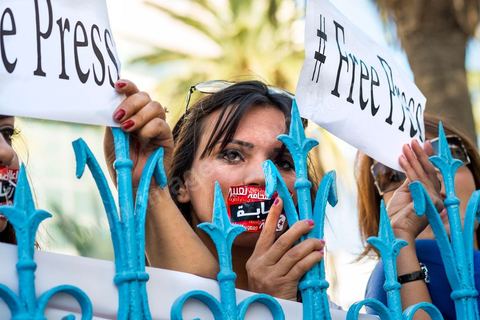 17 octobre 2012 : Grève générale nationale des journalistes tunisiens à l'appel de leur syndicat le SNJT. A 13h un rassemblement important des journalistes de tous médias devant le siège du SNJT en présence de nombreux politiques de l'opposition, certains journalistes avaient collé sur leur bouche des autocollants barrés du mot "Censuré". La président du Syndicat national des journalistes tunisiens (SNJT), Néjiba Hamrouni, s'est félicité de la forte mobilisation de la profession. "Tous les journalistes des [médias] publics et privés sont avec la grève", a-t-elle déclaré, avant de souligner que ce mouvement avait pour objectif de défendre "la liberté de la presse et d'expression pas que pour les journalistes mais pour tout le peuple tunisien".