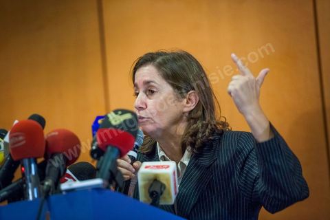 19 octobre : Maya Jribi à la Conférence de presse de Al Jouhmouri et Al Massar suite à lamort du militant de Nidaa Tounes à Tatouine. Issam Chebbi porte parole de Al Jouhmouri a appelé au limogeage du ministre de l’Intérieur Ali Laârayedh,  exigeant qu’il y ait une sûreté républicaine et neutre pour assurer une transition démocratique pacifique. Les partis exigent, également, que les comités de protection de la révolution soient dissous et que l’on enquête sur eux. Ils ont appelé à un sit-in de protestation, lundi 22 octobre. 