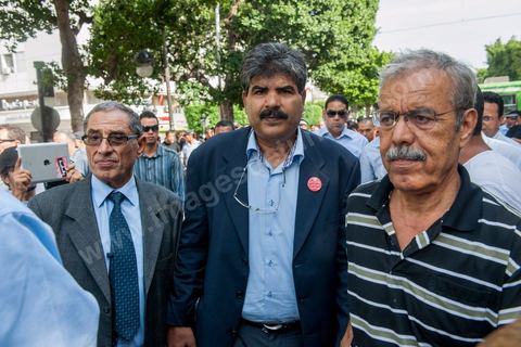 22 octobre 2012 : les députés en grève d ela fin participent à la manifestation. Plus de 3000 personnes se sont rassemblées lundi sans incident à l'avenue Habib Bourguiba de Tunis pour dénoncer les violences politiques et une dérive autoritaire du pouvoir dominé par les islamistes, quelques jours après la mort d'un opposant politique. A l'apel de la troika de l'oppostion Nidaa Tounes, Al Jomhouri et Al Massar, les slogans criés dénoncent l’extrémisme et la violence politique, synonymes de terrorisme et de dictature et appellent à la dissolution des comités de protection de la Révolution, responsables, selon eux, de l’assassinat de Lotfi Nagdh, coordinateur de Nida Tounes à Tataouine, le 18 octobre. D’ailleurs, un portrait du disparu est brandi par les manifestants.