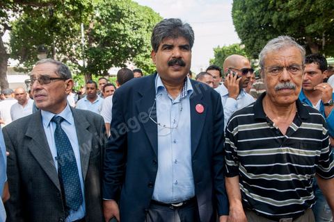 22 octobre 2012 : les députés en grève d ela fin participent à la manifestation. Plus de 3000 personnes se sont rassemblées lundi sans incident à l'avenue Habib Bourguiba de Tunis pour dénoncer les violences politiques et une dérive autoritaire du pouvoir dominé par les islamistes, quelques jours après la mort d'un opposant politique. A l'apel de la troika de l'oppostion Nidaa Tounes, Al Jomhouri et Al Massar, les slogans criés dénoncent l’extrémisme et la violence politique, synonymes de terrorisme et de dictature et appellent à la dissolution des comités de protection de la Révolution, responsables, selon eux, de l’assassinat de Lotfi Nagdh, coordinateur de Nida Tounes à Tataouine, le 18 octobre. D’ailleurs, un portrait du disparu est brandi par les manifestants.