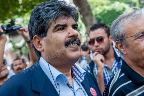 22 octobre 2012 : les députés en grève d ela fin participent à la manifestation. Plus de 3000 personnes se sont rassemblées lundi sans incident à l'avenue Habib Bourguiba de Tunis pour dénoncer les violences politiques et une dérive autoritaire du pouvoir dominé par les islamistes, quelques jours après la mort d'un opposant politique. A l'apel de la troika de l'oppostion Nidaa Tounes, Al Jomhouri et Al Massar, les slogans criés dénoncent l’extrémisme et la violence politique, synonymes de terrorisme et de dictature et appellent à la dissolution des comités de protection de la Révolution, responsables, selon eux, de l’assassinat de Lotfi Nagdh, coordinateur de Nida Tounes à Tataouine, le 18 octobre. D’ailleurs, un portrait du disparu est brandi par les manifestants.