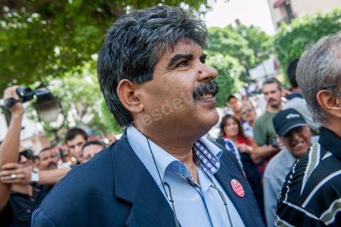 22 octobre 2012 : les députés en grève d ela fin participent à la manifestation. Plus de 3000 personnes se sont rassemblées lundi sans incident à l'avenue Habib Bourguiba de Tunis pour dénoncer les violences politiques et une dérive autoritaire du pouvoir dominé par les islamistes, quelques jours après la mort d'un opposant politique. A l'apel de la troika de l'oppostion Nidaa Tounes, Al Jomhouri et Al Massar, les slogans criés dénoncent l’extrémisme et la violence politique, synonymes de terrorisme et de dictature et appellent à la dissolution des comités de protection de la Révolution, responsables, selon eux, de l’assassinat de Lotfi Nagdh, coordinateur de Nida Tounes à Tataouine, le 18 octobre. D’ailleurs, un portrait du disparu est brandi par les manifestants.