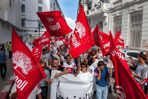 22 octobre 2012 : Plus de 3000 personnes se sont rassemblées lundi sans incident à l'avenue Habib Bourguiba de Tunis pour dénoncer les violences politiques et une dérive autoritaire du pouvoir dominé par les islamistes, quelques jours après la mort d'un opposant politique. A l'apel de la troika de l'oppostion Nidaa Tounes, Al Jomhouri et Al Massar, les slogans criés dénoncent l’extrémisme et la violence politique, synonymes de terrorisme et de dictature et appellent à la dissolution des comités de protection de la Révolution, responsables, selon eux, de l’assassinat de Lotfi Nagdh, coordinateur de Nida Tounes à Tataouine, le 18 octobre. D’ailleurs, un portrait du disparu est brandi par les manifestants.