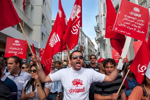 22 octobre 2012 : manifestations contre la violence des militants de Al Jouhlouri et Nida Tounes ensemble. Plus de 3000 personnes se sont rassemblées lundi sans incident à l'avenue Habib Bourguiba de Tunis pour dénoncer les violences politiques et une dérive autoritaire du pouvoir dominé par les islamistes, quelques jours après la mort d'un opposant politique. A l'apel de la troika de l'oppostion Nidaa Tounes, Al Jomhouri et Al Massar, les slogans criés dénoncent l’extrémisme et la violence politique, synonymes de terrorisme et de dictature et appellent à la dissolution des comités de protection de la Révolution, responsables, selon eux, de l’assassinat de Lotfi Nagdh, coordinateur de Nida Tounes à Tataouine, le 18 octobre. D’ailleurs, un portrait du disparu est brandi par les manifestants.