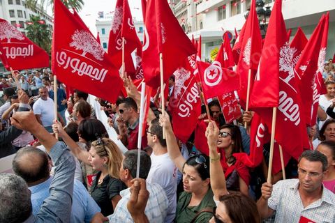 22 octobre 2012 : manifestations contre la violence des militants de Al Jouhlouri et Nida Tounes ensemble. Plus de 3000 personnes se sont rassemblées lundi sans incident à l'avenue Habib Bourguiba de Tunis pour dénoncer les violences politiques et une dérive autoritaire du pouvoir dominé par les islamistes, quelques jours après la mort d'un opposant politique. A l'apel de la troika de l'oppostion Nidaa Tounes, Al Jomhouri et Al Massar, les slogans criés dénoncent l’extrémisme et la violence politique, synonymes de terrorisme et de dictature et appellent à la dissolution des comités de protection de la Révolution, responsables, selon eux, de l’assassinat de Lotfi Nagdh, coordinateur de Nida Tounes à Tataouine, le 18 octobre. D’ailleurs, un portrait du disparu est brandi par les manifestants.