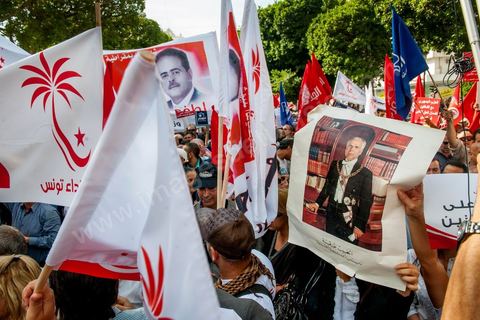 22 octobre 2012 : Un portrait ddu premier president et père de la nation Habib Bourguiba est brandi par des manifestantes. Plus de 3000 personnes se sont rassemblées lundi sans incident à l'avenue Habib Bourguiba de Tunis pour dénoncer les violences politiques et une dérive autoritaire du pouvoir dominé par les islamistes, quelques jours après la mort d'un opposant politique. A l'apel de la troika de l'oppostion Nidaa Tounes, Al Jomhouri et Al Massar, les slogans criés dénoncent l’extrémisme et la violence politique, synonymes de terrorisme et de dictature et appellent à la dissolution des comités de protection de la Révolution, responsables, selon eux, de l’assassinat de Lotfi Nagdh, coordinateur de Nida Tounes à Tataouine, le 18 octobre. D’ailleurs, un portrait du disparu est brandi par les manifestants.