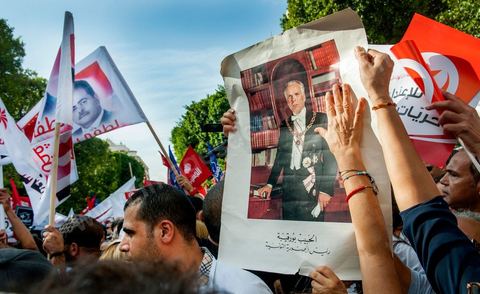 22 octobre 2012 : Un portrait ddu premier president et père de la nation Habib Bourguiba est brandi par des manifestantes. Plus de 3000 personnes se sont rassemblées lundi sans incident à l'avenue Habib Bourguiba de Tunis pour dénoncer les violences politiques et une dérive autoritaire du pouvoir dominé par les islamistes, quelques jours après la mort d'un opposant politique. A l'apel de la troika de l'oppostion Nidaa Tounes, Al Jomhouri et Al Massar, les slogans criés dénoncent l’extrémisme et la violence politique, synonymes de terrorisme et de dictature et appellent à la dissolution des comités de protection de la Révolution, responsables, selon eux, de l’assassinat de Lotfi Nagdh, coordinateur de Nida Tounes à Tataouine, le 18 octobre. D’ailleurs, un portrait du disparu est brandi par les manifestants.
