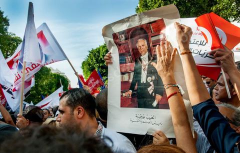 22 octobre 2012 : Un portrait ddu premier president et père de la nation Habib Bourguiba est brandi par des manifestantes. Plus de 3000 personnes se sont rassemblées lundi sans incident à l'avenue Habib Bourguiba de Tunis pour dénoncer les violences politiques et une dérive autoritaire du pouvoir dominé par les islamistes, quelques jours après la mort d'un opposant politique. A l'apel de la troika de l'oppostion Nidaa Tounes, Al Jomhouri et Al Massar, les slogans criés dénoncent l’extrémisme et la violence politique, synonymes de terrorisme et de dictature et appellent à la dissolution des comités de protection de la Révolution, responsables, selon eux, de l’assassinat de Lotfi Nagdh, coordinateur de Nida Tounes à Tataouine, le 18 octobre. D’ailleurs, un portrait du disparu est brandi par les manifestants.