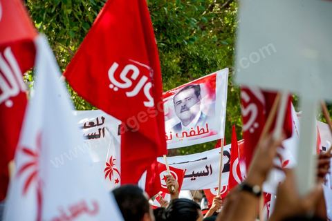 22 octobre 2012 : manifestations contre la violence des militants de Al Jouhlouri et Nida Tounes ensemble. Plus de 3000 personnes se sont rassemblées lundi sans incident à l'avenue Habib Bourguiba de Tunis pour dénoncer les violences politiques et une dérive autoritaire du pouvoir dominé par les islamistes, quelques jours après la mort d'un opposant politique. A l'apel de la troika de l'oppostion Nidaa Tounes, Al Jomhouri et Al Massar, les slogans criés dénoncent l’extrémisme et la violence politique, synonymes de terrorisme et de dictature et appellent à la dissolution des comités de protection de la Révolution, responsables, selon eux, de l’assassinat de Lotfi Nagdh, coordinateur de Nida Tounes à Tataouine, le 18 octobre. D’ailleurs, un portrait du disparu est brandi par les manifestants.