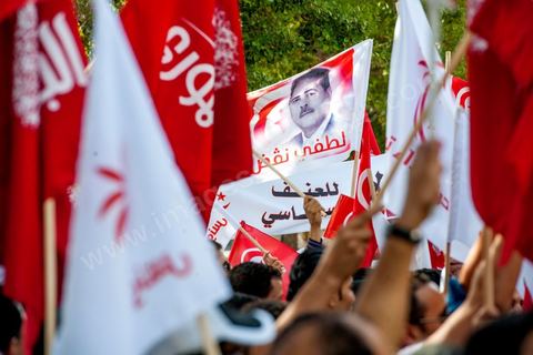 22 octobre 2012 : Plus de 3000 personnes se sont rassemblées lundi sans incident à l'avenue Habib Bourguiba de Tunis pour dénoncer les violences politiques et une dérive autoritaire du pouvoir dominé par les islamistes, quelques jours après la mort d'un opposant politique. A l'apel de la troika de l'oppostion Nidaa Tounes, Al Jomhouri et Al Massar, les slogans criés dénoncent l’extrémisme et la violence politique, synonymes de terrorisme et de dictature et appellent à la dissolution des comités de protection de la Révolution, responsables, selon eux, de l’assassinat de Lotfi Nagdh, coordinateur de Nida Tounes à Tataouine, le 18 octobre. D’ailleurs, un portrait du disparu est brandi par les manifestants.