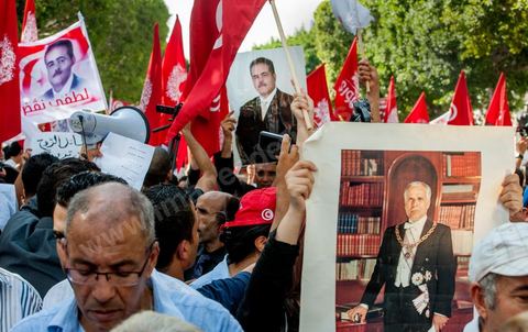 22 octobre 2012 : Un portrait ddu premier president et père de la nation Habib Bourguiba est brandi par des manifestantes. Plus de 3000 personnes se sont rassemblées lundi sans incident à l'avenue Habib Bourguiba de Tunis pour dénoncer les violences politiques et une dérive autoritaire du pouvoir dominé par les islamistes, quelques jours après la mort d'un opposant politique. A l'apel de la troika de l'oppostion Nidaa Tounes, Al Jomhouri et Al Massar, les slogans criés dénoncent l’extrémisme et la violence politique, synonymes de terrorisme et de dictature et appellent à la dissolution des comités de protection de la Révolution, responsables, selon eux, de l’assassinat de Lotfi Nagdh, coordinateur de Nida Tounes à Tataouine, le 18 octobre. D’ailleurs, un portrait du disparu est brandi par les manifestants.