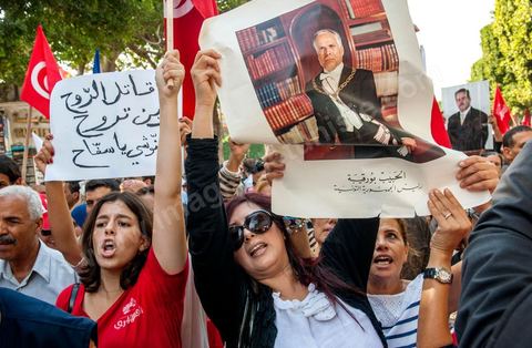 22 octobre 2012 : Un portrait ddu premier president et père de la nation Habib Bourguiba est brandi par des manifestantes. Plus de 3000 personnes se sont rassemblées lundi sans incident à l'avenue Habib Bourguiba de Tunis pour dénoncer les violences politiques et une dérive autoritaire du pouvoir dominé par les islamistes, quelques jours après la mort d'un opposant politique. A l'apel de la troika de l'oppostion Nidaa Tounes, Al Jomhouri et Al Massar, les slogans criés dénoncent l’extrémisme et la violence politique, synonymes de terrorisme et de dictature et appellent à la dissolution des comités de protection de la Révolution, responsables, selon eux, de l’assassinat de Lotfi Nagdh, coordinateur de Nida Tounes à Tataouine, le 18 octobre. D’ailleurs, un portrait du disparu est brandi par les manifestants.