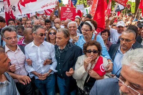 22 octobre 2012 : Plus de 3000 personnes se sont rassemblées lundi sans incident à l'avenue Habib Bourguiba de Tunis pour dénoncer les violences politiques et une dérive autoritaire du pouvoir dominé par les islamistes, quelques jours après la mort d'un opposant politique. A l'apel de la troika de l'oppostion Nidaa Tounes, Al Jomhouri et Al Massar, les slogans criés dénoncent l’extrémisme et la violence politique, synonymes de terrorisme et de dictature et appellent à la dissolution des comités de protection de la Révolution, responsables, selon eux, de l’assassinat de Lotfi Nagdh, coordinateur de Nida Tounes à Tataouine, le 18 octobre. D’ailleurs, un portrait du disparu est brandi par les manifestants.