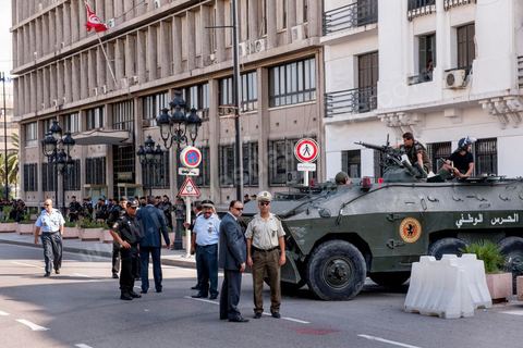 22 octobre 2012 : Dispositif de sécurité devant le ministère de l'Intérieur sur l'avenue. Plus de 3000 personnes se sont rassemblées lundi sans incident à l'avenue Habib Bourguiba de Tunis pour dénoncer les violences politiques et une dérive autoritaire du pouvoir dominé par les islamistes, quelques jours après la mort d'un opposant politique. A l'apel de la troika de l'oppostion Nidaa Tounes, Al Jomhouri et Al Massar, les slogans criés dénoncent l’extrémisme et la violence politique, synonymes de terrorisme et de dictature et appellent à la dissolution des comités de protection de la Révolution, responsables, selon eux, de l’assassinat de Lotfi Nagdh, coordinateur de Nida Tounes à Tataouine, le 18 octobre. D’ailleurs, un portrait du disparu est brandi par les manifestants.