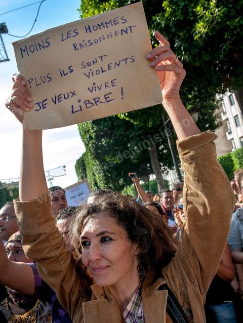 22 octobre 2012 : Plus de 3000 personnes se sont rassemblées lundi sans incident à l'avenue Habib Bourguiba de Tunis pour dénoncer les violences politiques et une dérive autoritaire du pouvoir dominé par les islamistes, quelques jours après la mort d'un opposant politique. A l'apel de la troika de l'oppostion Nidaa Tounes, Al Jomhouri et Al Massar, les slogans criés dénoncent l’extrémisme et la violence politique, synonymes de terrorisme et de dictature et appellent à la dissolution des comités de protection de la Révolution, responsables, selon eux, de l’assassinat de Lotfi Nagdh, coordinateur de Nida Tounes à Tataouine, le 18 octobre. D’ailleurs, un portrait du disparu est brandi par les manifestants.