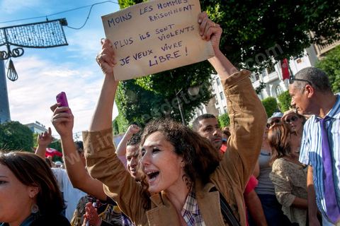 22 octobre 2012 : Plus de 3000 personnes se sont rassemblées lundi sans incident à l'avenue Habib Bourguiba de Tunis pour dénoncer les violences politiques et une dérive autoritaire du pouvoir dominé par les islamistes, quelques jours après la mort d'un opposant politique. A l'apel de la troika de l'oppostion Nidaa Tounes, Al Jomhouri et Al Massar, les slogans criés dénoncent l’extrémisme et la violence politique, synonymes de terrorisme et de dictature et appellent à la dissolution des comités de protection de la Révolution, responsables, selon eux, de l’assassinat de Lotfi Nagdh, coordinateur de Nida Tounes à Tataouine, le 18 octobre. D’ailleurs, un portrait du disparu est brandi par les manifestants.