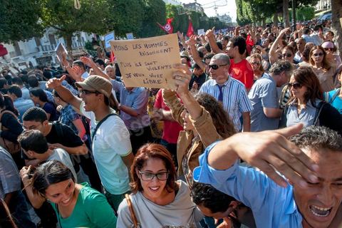 22 octobre 2012 : Plus de 3000 personnes se sont rassemblées lundi sans incident à l'avenue Habib Bourguiba de Tunis pour dénoncer les violences politiques et une dérive autoritaire du pouvoir dominé par les islamistes, quelques jours après la mort d'un opposant politique. A l'apel de la troika de l'oppostion Nidaa Tounes, Al Jomhouri et Al Massar, les slogans criés dénoncent l’extrémisme et la violence politique, synonymes de terrorisme et de dictature et appellent à la dissolution des comités de protection de la Révolution, responsables, selon eux, de l’assassinat de Lotfi Nagdh, coordinateur de Nida Tounes à Tataouine, le 18 octobre. D’ailleurs, un portrait du disparu est brandi par les manifestants.