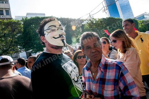 22 octobre 2012 : Un jeune activiste avec un masque de Anonymous devant le Ministère de l'Intérieur. Plus de 3000 personnes se sont rassemblées lundi sans incident à l'avenue Habib Bourguiba de Tunis pour dénoncer les violences politiques et une dérive autoritaire du pouvoir dominé par les islamistes, quelques jours après la mort d'un opposant politique. A l'apel de la troika de l'oppostion Nidaa Tounes, Al Jomhouri et Al Massar, les slogans criés dénoncent l’extrémisme et la violence politique, synonymes de terrorisme et de dictature et appellent à la dissolution des comités de protection de la Révolution, responsables, selon eux, de l’assassinat de Lotfi Nagdh, coordinateur de Nida Tounes à Tataouine, le 18 octobre. D’ailleurs, un portrait du disparu est brandi par les manifestants.