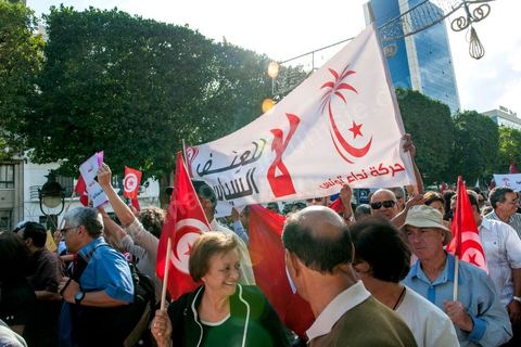 22 octobre 2012 : Plus de 3000 personnes se sont rassemblées lundi sans incident à l'avenue Habib Bourguiba de Tunis pour dénoncer les violences politiques et une dérive autoritaire du pouvoir dominé par les islamistes, quelques jours après la mort d'un opposant politique. A l'apel de la troika de l'oppostion Nidaa Tounes, Al Jomhouri et Al Massar, les slogans criés dénoncent l’extrémisme et la violence politique, synonymes de terrorisme et de dictature et appellent à la dissolution des comités de protection de la Révolution, responsables, selon eux, de l’assassinat de Lotfi Nagdh, coordinateur de Nida Tounes à Tataouine, le 18 octobre. D’ailleurs, un portrait du disparu est brandi par les manifestants.